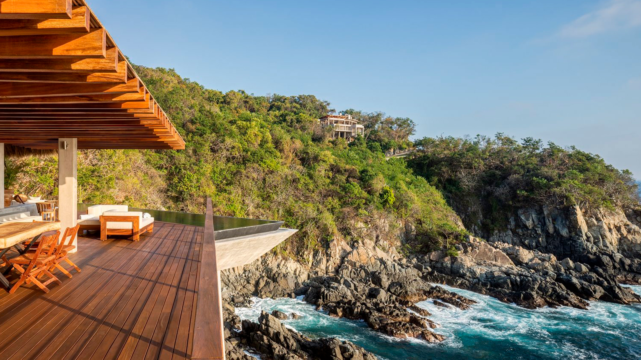 Mobiliario cerca del mar